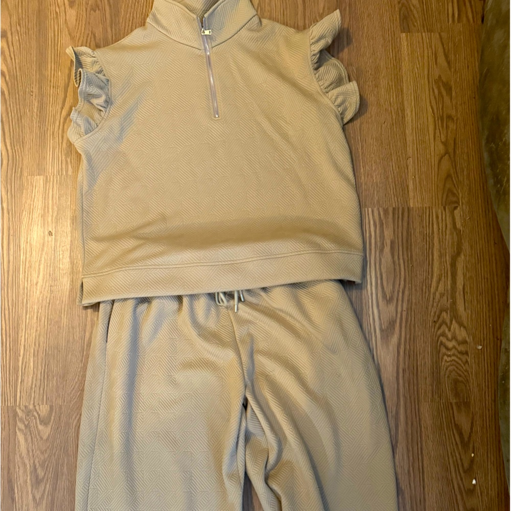 XL! Khaki women’s capri loungewear outfit!